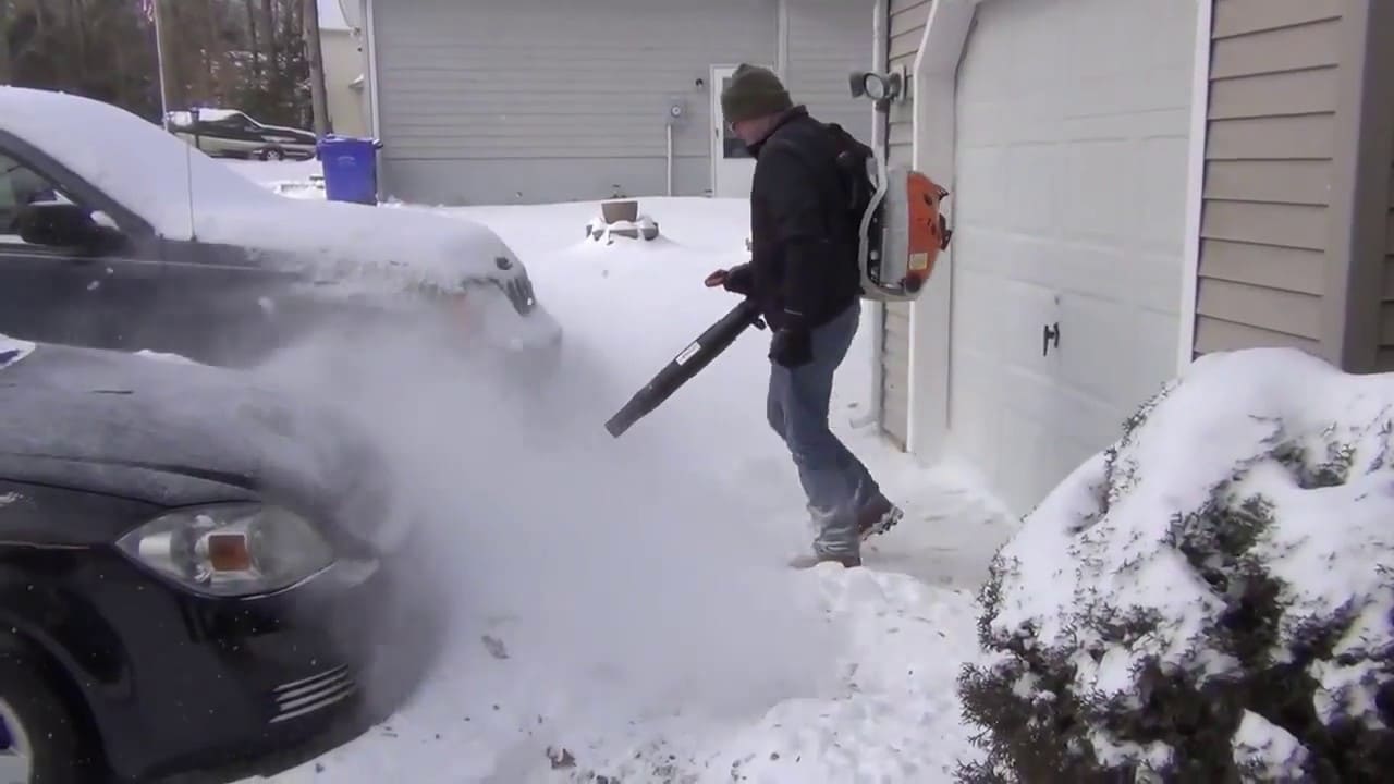 Уборка снега с помощью воздуходувки