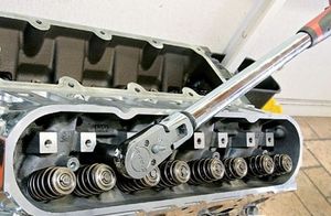 Затяжка ГБЦ динамометрическим ключом